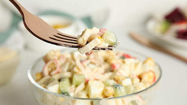 Крабовые палочки, сыр и помидоры — готовим ароматный салат