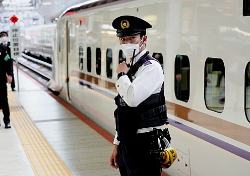 Крупный пожар остановил поезда в Токио