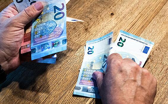 Курс евро опустился ниже 99 рублей