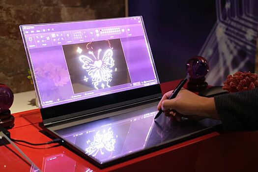 Lenovo показала первый в мире ноутбук с прозрачным экраном
