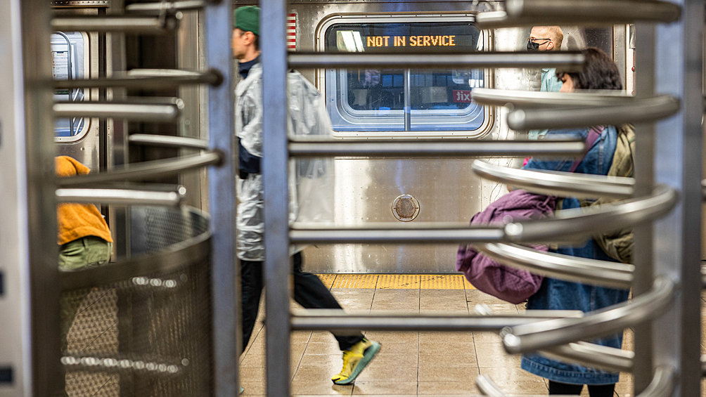 Люди ждут поезд на платформе одной из станции нью-йорского метро
