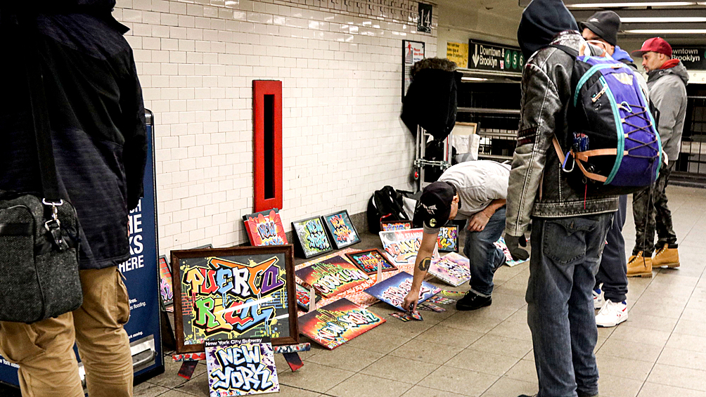 Граффитист выставил свои работы на продажу на станции нью-йорского метро