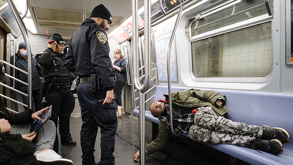 Полиция Нью-Йорка борется с бездомными в метро