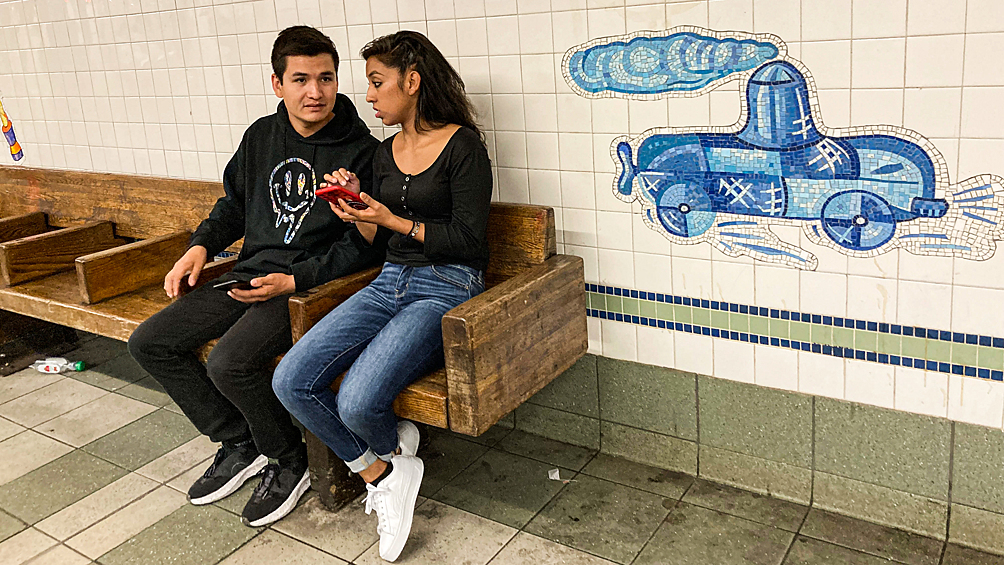 Люди ждут поезд на платформе одной из станции нью-йорского метро
