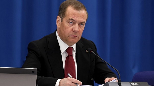 Медведев: Запад скупает товары за счет необеспеченных денег