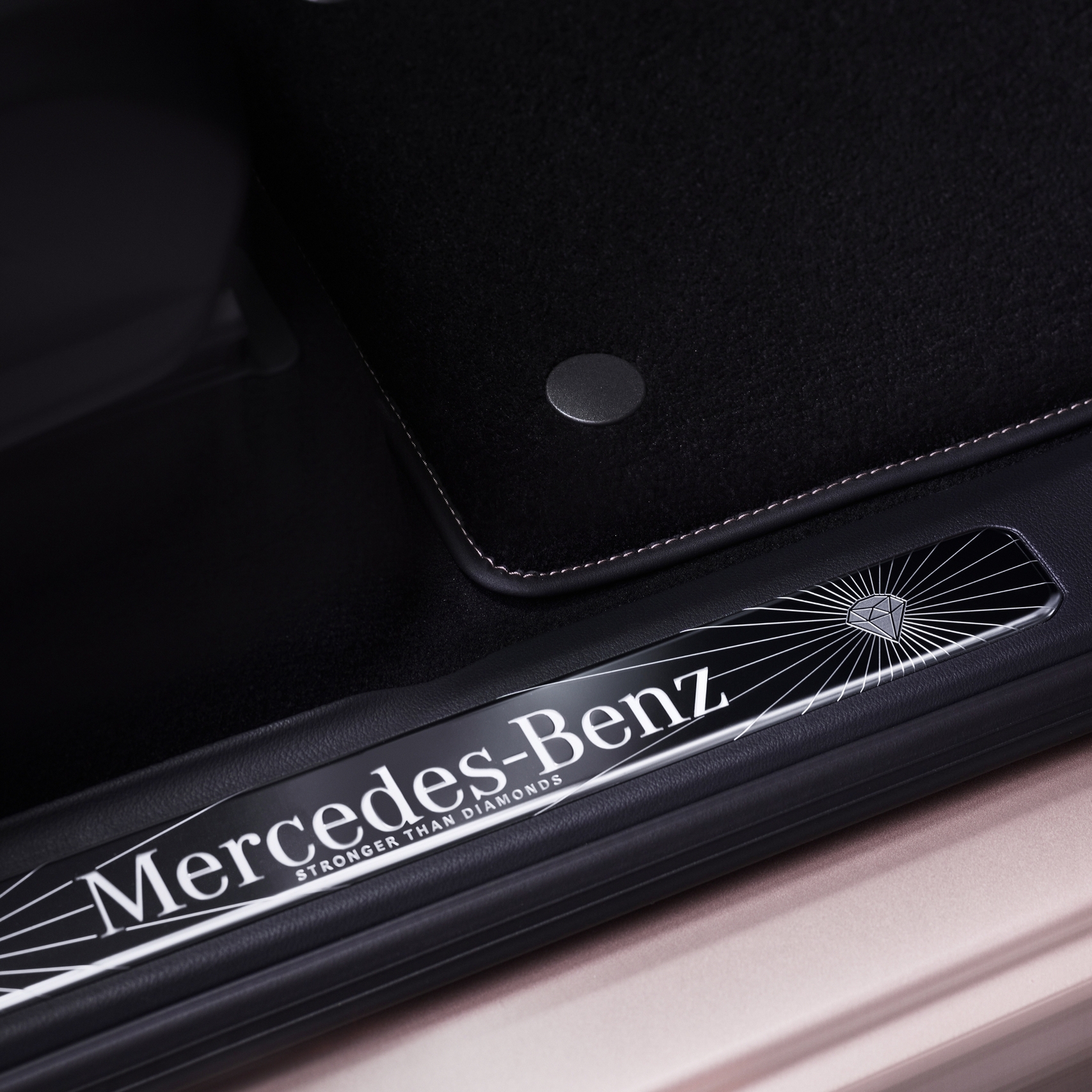 Mercedes-Benz украсил розовый G-Class настоящими бриллиантами6
