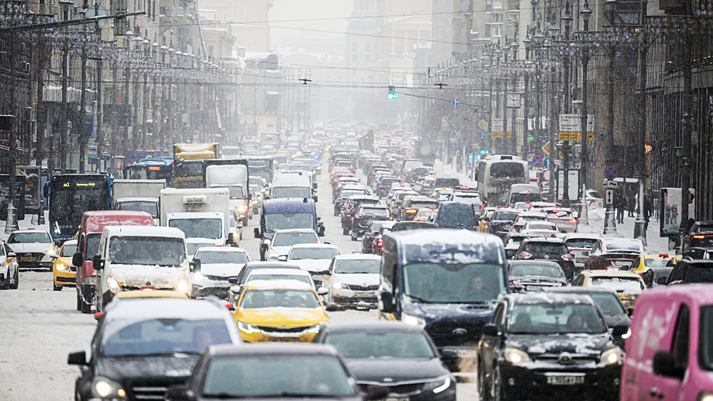 Автомобильное движение на Тверской улице в Москве