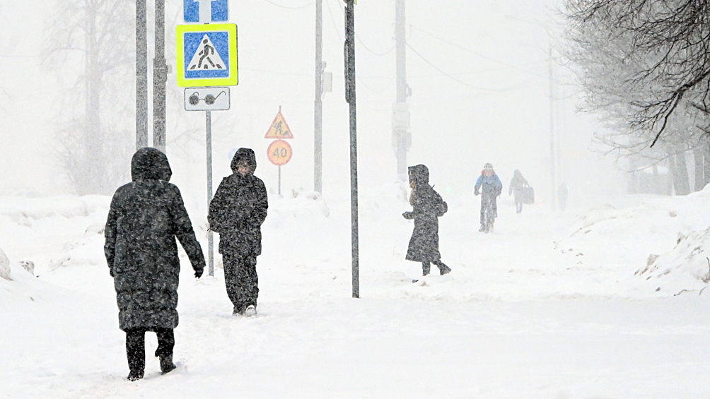 Люди идут по Ленинскому проспекту в Москве