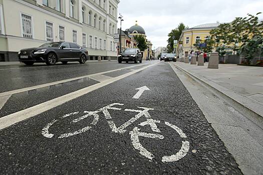 Москвичам напомнили о запрете парковаться на велодорожках