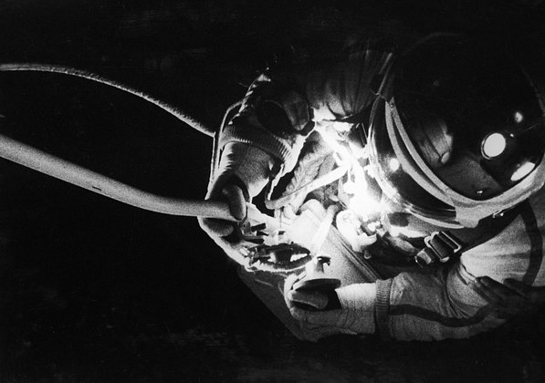 «На Земле поняли, что мы попали в беду» Советский космонавт едва не погиб в открытом космосе. Как власти скрывали это?3