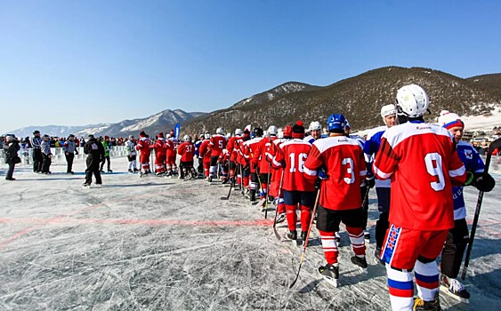 На Байкале прошел хоккейный матч с участием олимпийских чемпионов