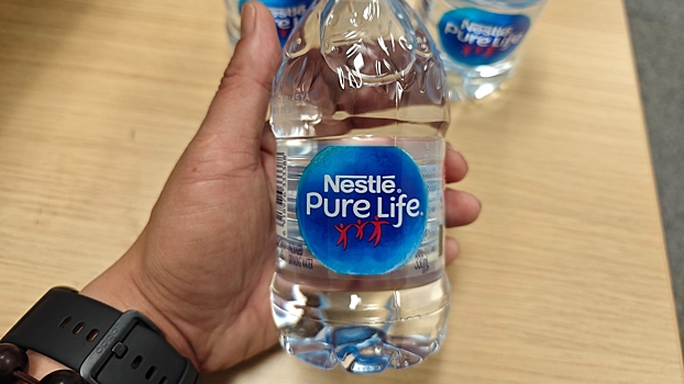 На Nestle подают в суд за нарушения при очистке воды для напитков