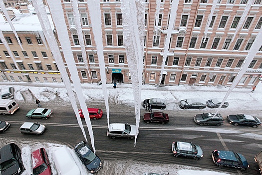 Названы города России, в которых сосульки часто падают на машины