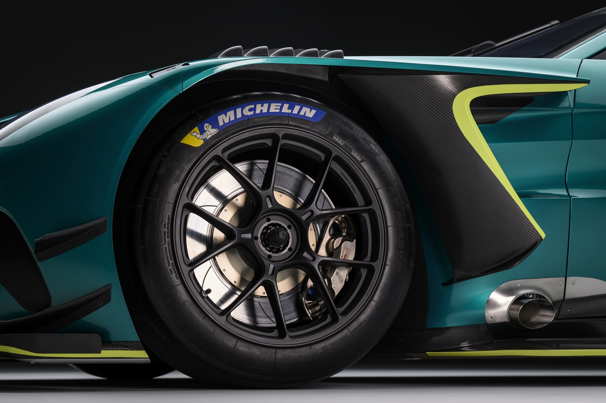 Новый Aston Martin Vantage официально получил гоночную версию6