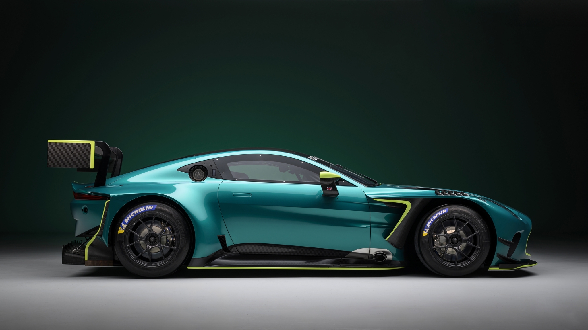 Новый Aston Martin Vantage официально получил гоночную версию2