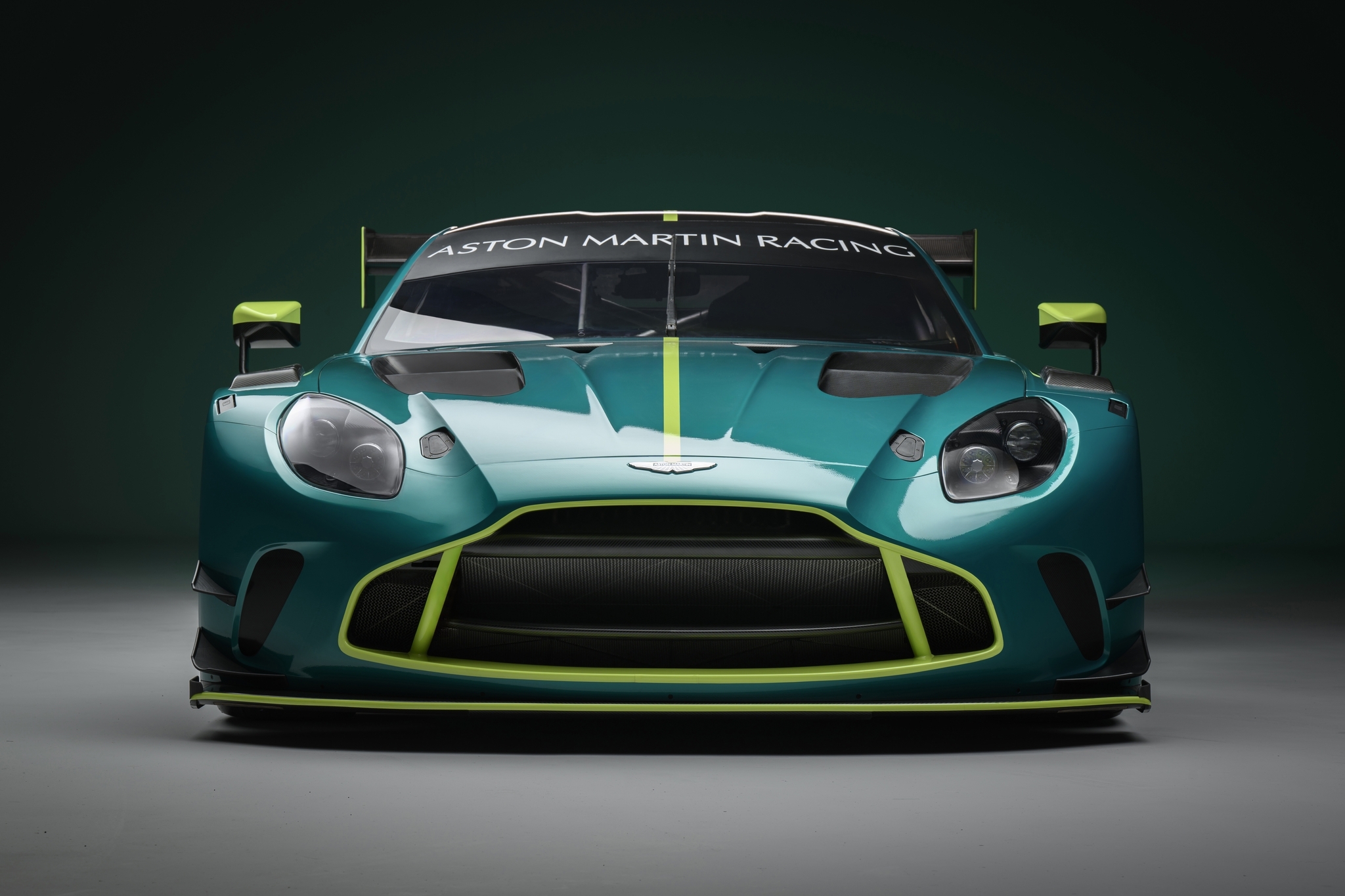 Новый Aston Martin Vantage официально получил гоночную версию3