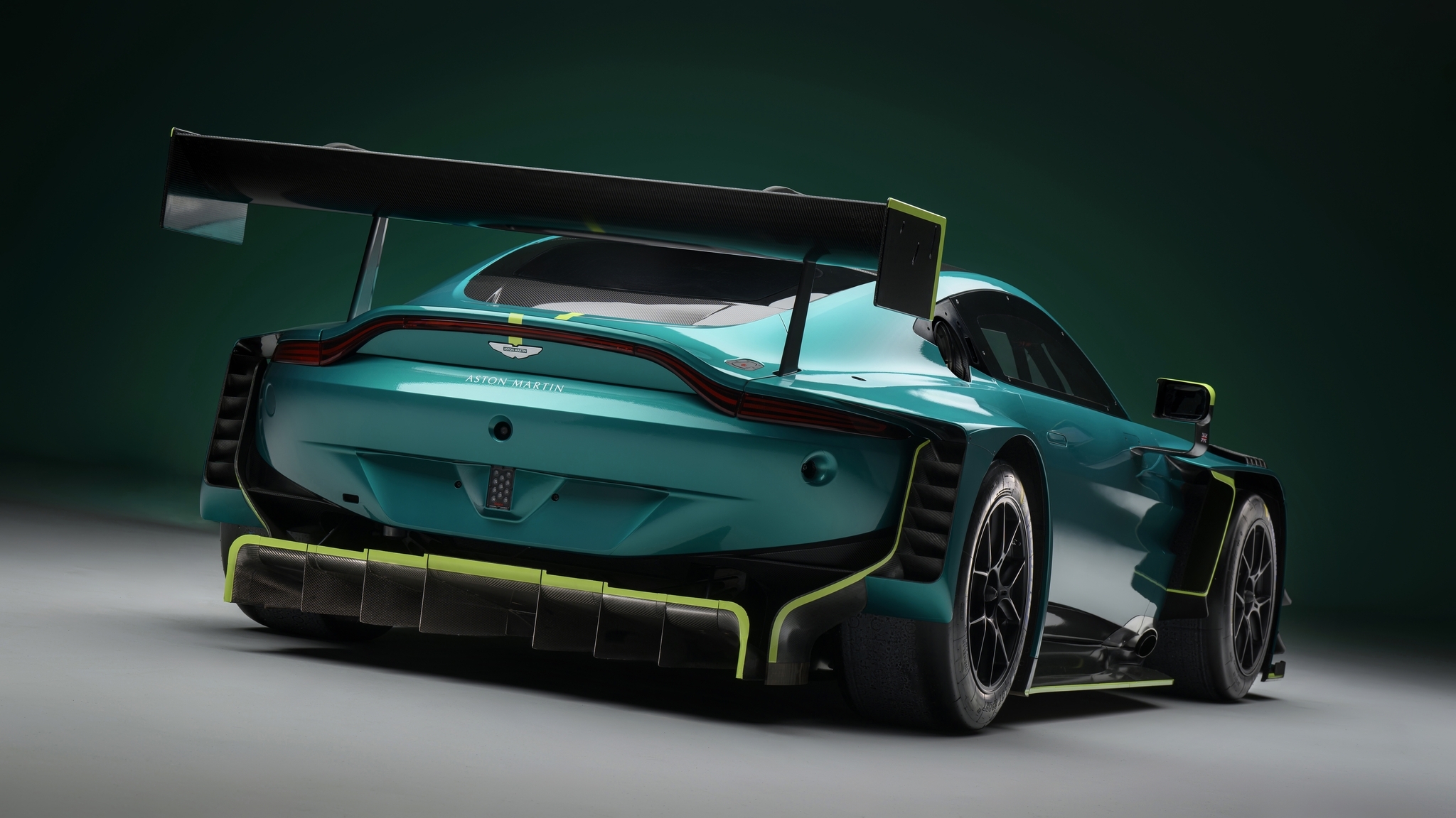 Новый Aston Martin Vantage официально получил гоночную версию1