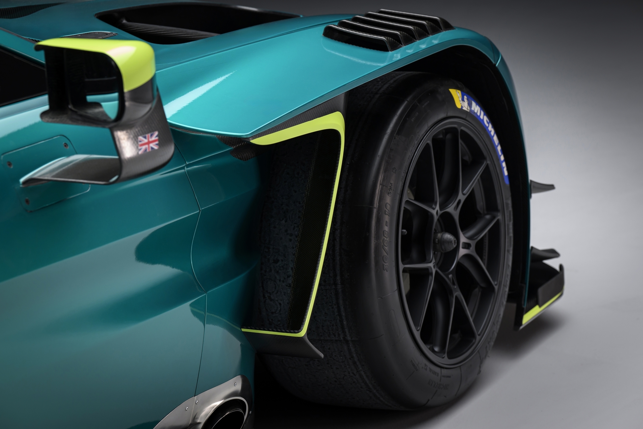 Новый Aston Martin Vantage официально получил гоночную версию7