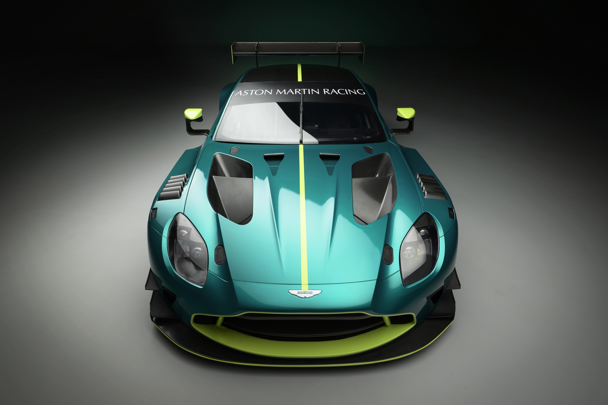 Новый Aston Martin Vantage официально получил гоночную версию5