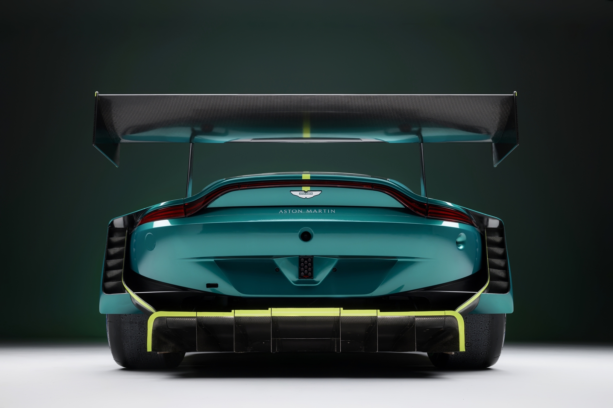 Новый Aston Martin Vantage официально получил гоночную версию4