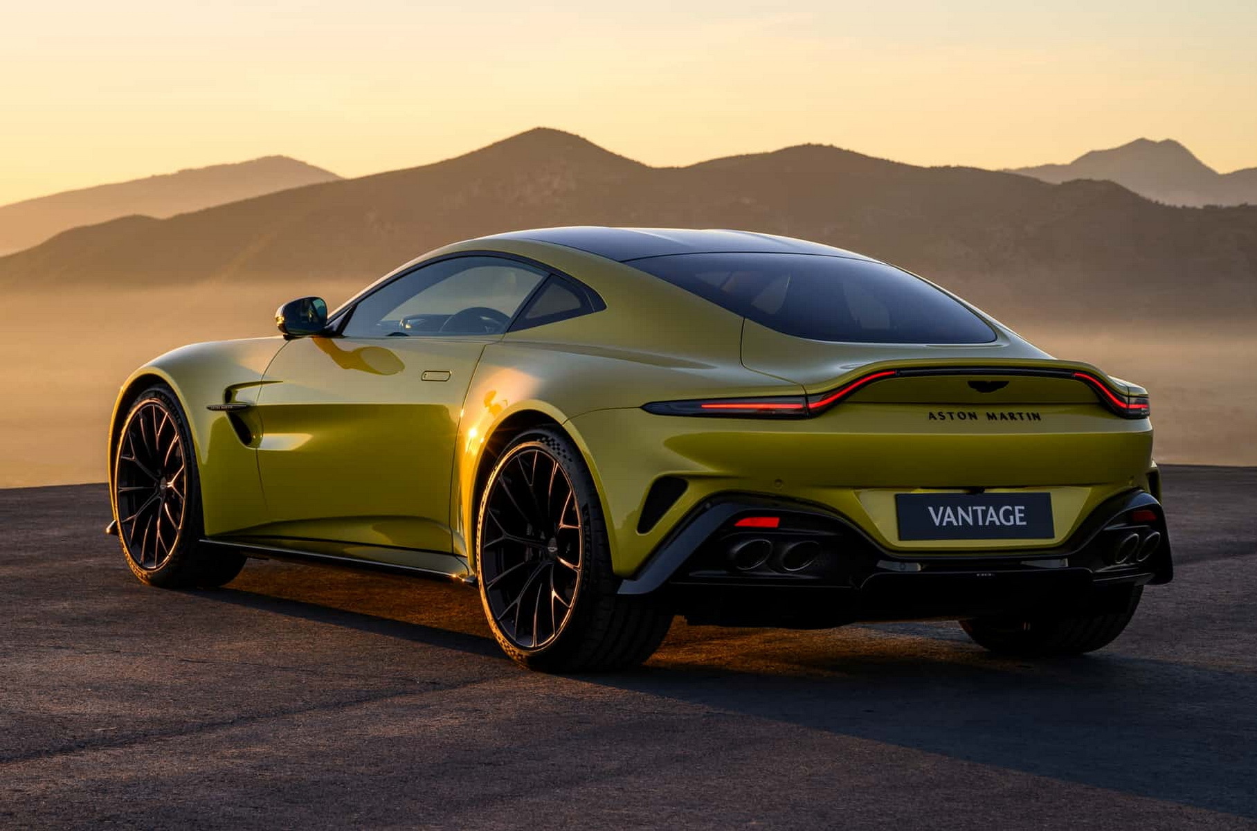 Обновленный суперкар Aston Martin Vantage: 665 сил и другой салон5