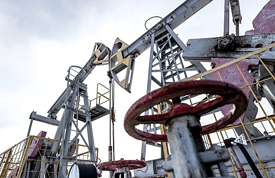 ОПЕК+ резко сократила нефтедобычу