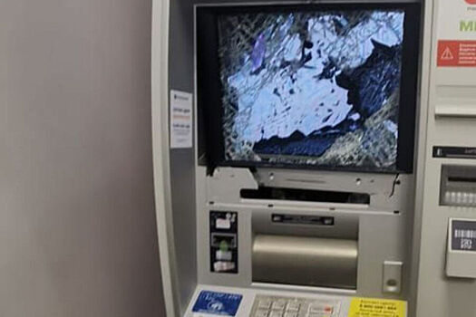 Пьяный россиянин разгромил банкомат после ссоры с девушкой
