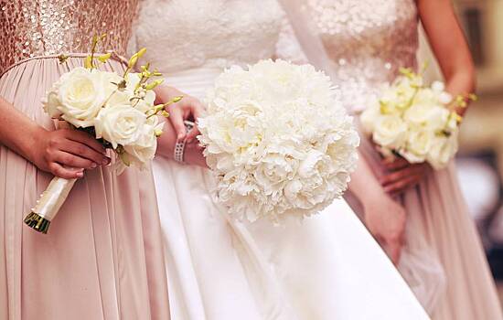 Платье гостьи на свадьбу со строгим дресс-кодом сравнили с червем