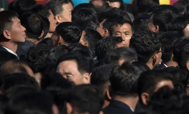 Почему у жителей Северной Кореи ни на одной фотографии нет седых волос0