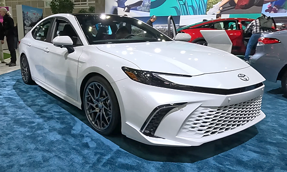 Появилась новая двухмоторная версия Toyota Camry