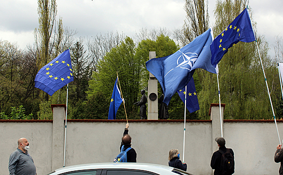 Пока вы спали: поиск альтернативы НАТО для ЕС и призыв по территориям к Украине
