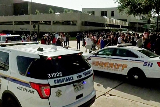Полиция: Стрельбу в церкви Техаса открыла женщина, с которой был ребенок