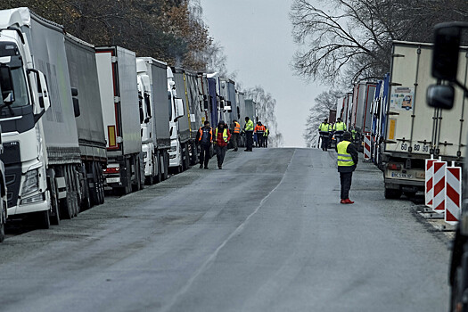 Польские фермеры заблокировали на границе фуры с военной техникой для ВСУ