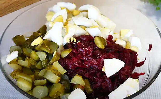 Превратили банальную свеклу в главный зимний салат: простой, витаминный и очень питательный0