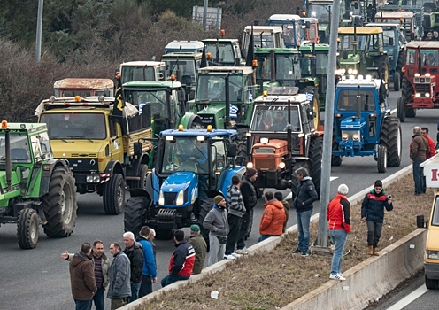 Протестующие фермеры пригнали десятки тракторов в центр Афин