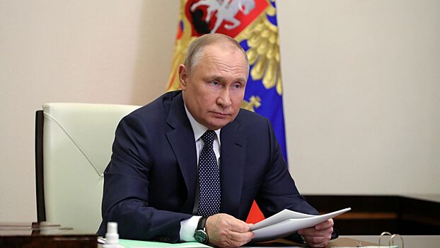 Путин поручил правительству проработать соцподдержку многодетным отцам