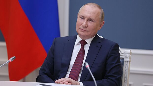 Путин поручил расширить перечень специальностей для женщин в академии ФСБ