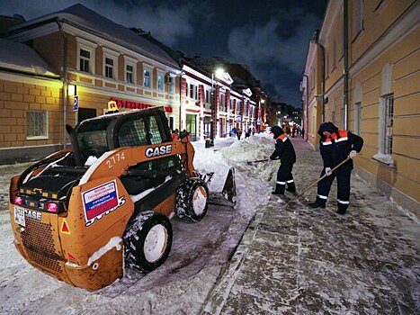 Работы по очистке Москвы от снега организованы в круглосуточном режиме