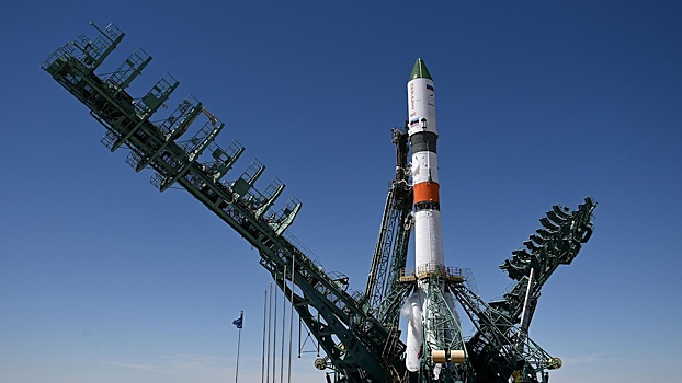 Ракета с кораблем «Прогресс МС-26» установлена на стартовый стол Байконура