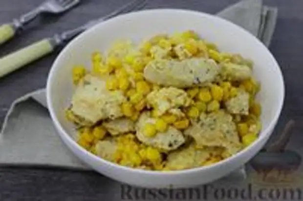 Фото к рецепту: Куриное филе с кукурузой и омлетом