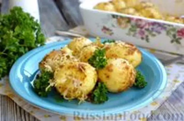 Фото к рецепту: Молодая картошка, запечённая с панировочными сухарями и сыром