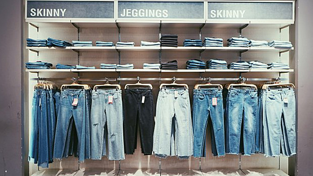 Россиянкам назвали визуально улучшающие фигуру модные джинсы