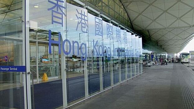 Самолет наехал на человека в аэропорту Гонконга