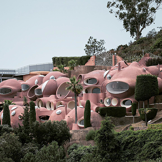 Bubble House - дом французского модельера Пьера Кардена, построенный в 1989 по проекту архитектора Антти Ловага. Здание спроектировано в форме пузырей, напоминающих внутри древние пещеры.