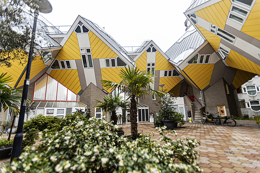 Kubuswoning - творение архитектора Пита Блома, который построил несколько необычных домов в 1984 году в Роттердаме и Хелмонде. Большинство зданий являются жилыми, тем не менее, путешественники могут остановиться в одном из хостелов и на себе ощутить невероятную атмосферу района.