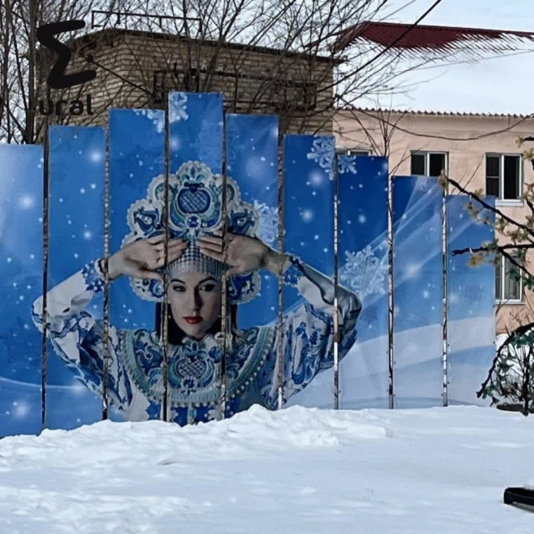 Саша Грей в костюме Снегурочки появилась в российском селе1