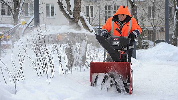 Службы города продолжили работу в режиме повышенной готовности из-за снегопада
