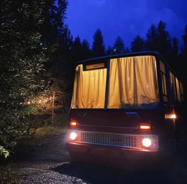 Списанный автобус Ikarus 260 в Кирове превратили в очень уютный глэмпинг3
