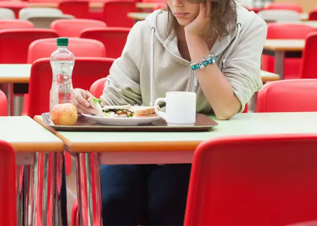 Студентка сделала замечание девушке, которая постоянно недоедала еду в столовой1