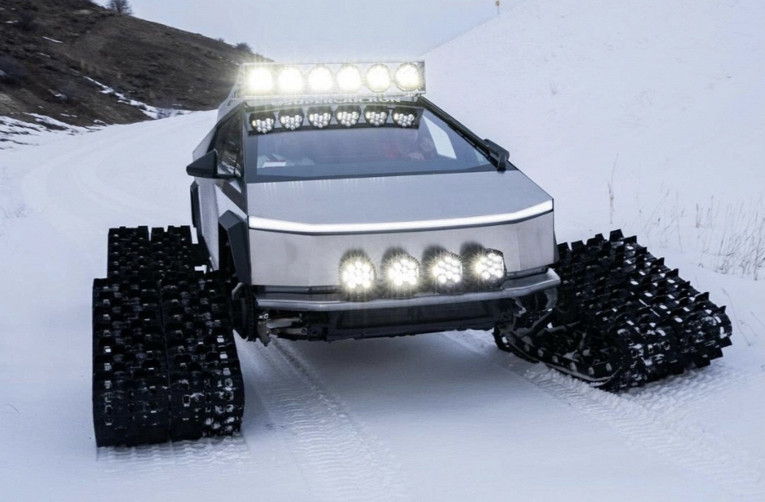 Tesla Cybertruck превратили в безумный снегоход на гусеницах. И он сломался2